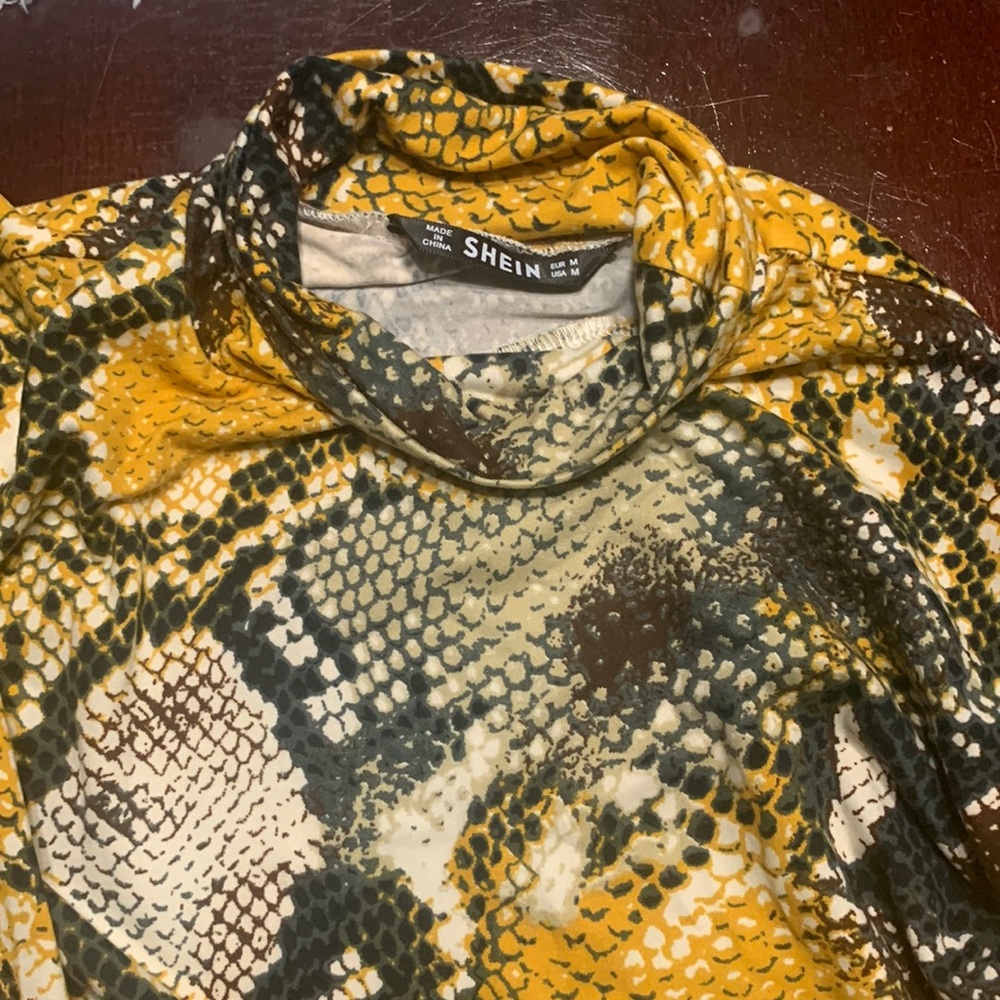 SHEIN High Neck Snakeskin Print Fitted Tee